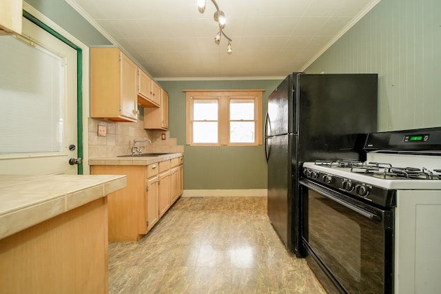 kitchen with ornamental molding, a sink, tasteful backsplash, gas stove, and baseboards