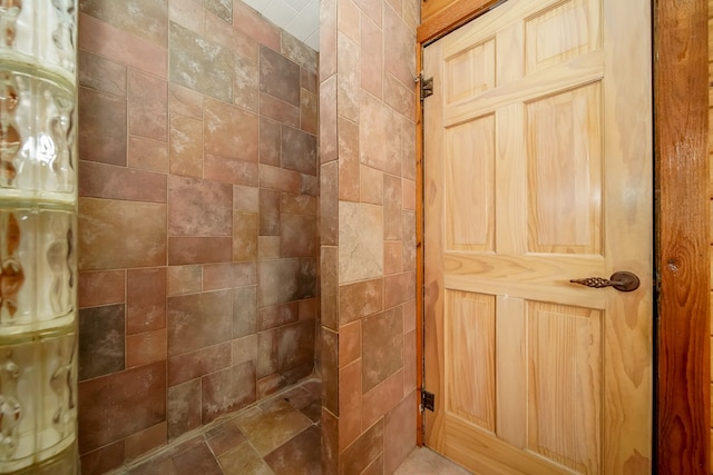 full bathroom featuring tiled shower