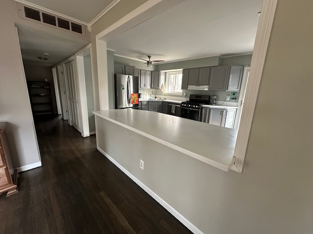 kitchen with dark wood-style floors, visible vents, gray cabinets, a sink, and appliances with stainless steel finishes