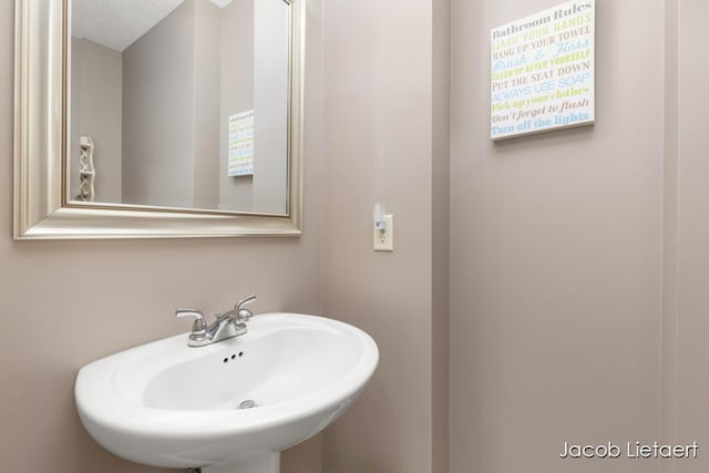 bathroom featuring a sink