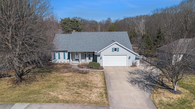 view of front of house featuring driveway, a view of trees, a porch, a front yard, and a shingled roof