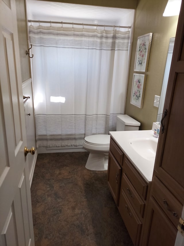 full bath featuring vanity, curtained shower, and toilet