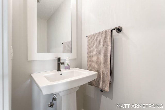 bathroom featuring a sink