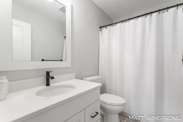 full bathroom featuring curtained shower, toilet, and vanity