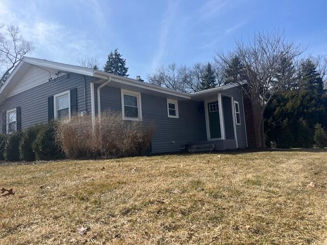 view of front facade featuring a front yard