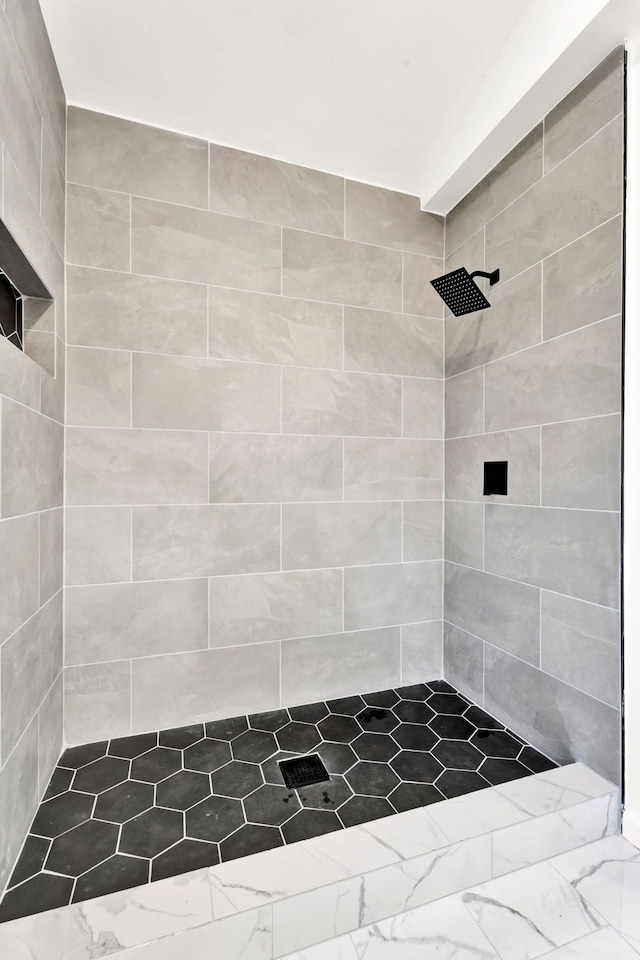 bathroom featuring a tile shower