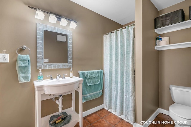 full bath featuring tile patterned floors, toilet, baseboards, and a shower with curtain