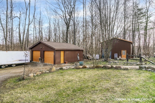 view of yard with an outbuilding and a garage