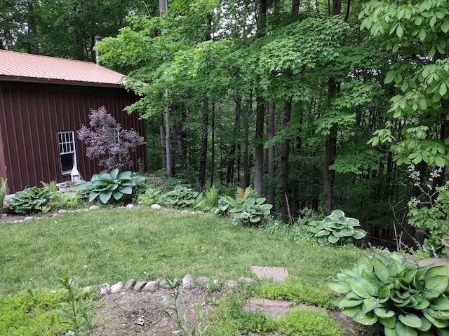 view of yard featuring an outdoor structure