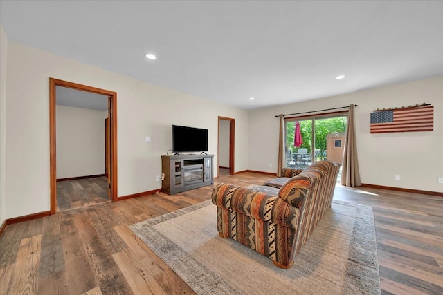 living area featuring recessed lighting, wood finished floors, and baseboards