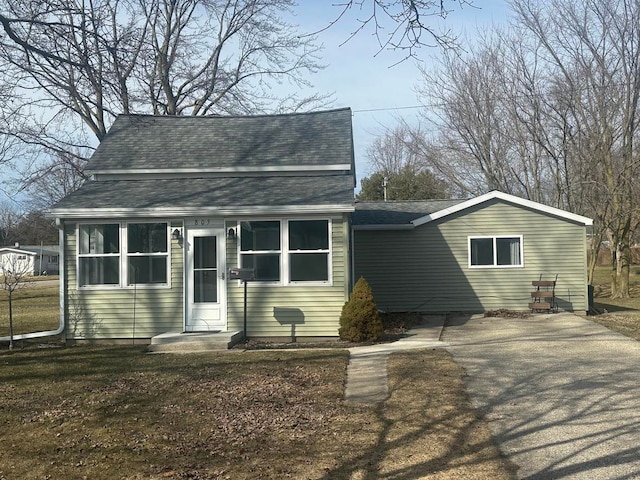 view of front of property with a shingled roof