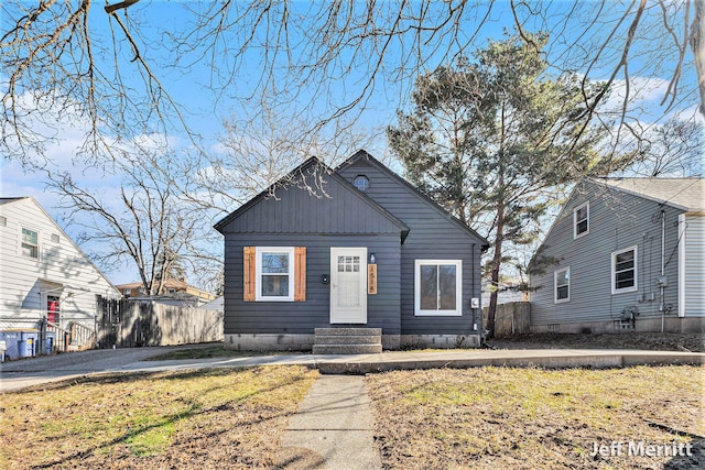 bungalow featuring fence