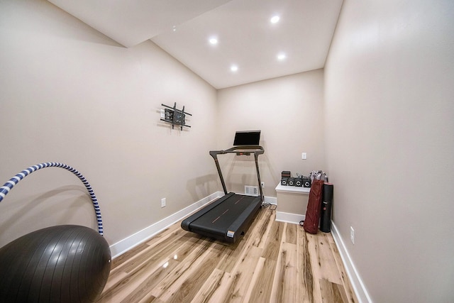 workout room featuring recessed lighting, light wood-style flooring, and baseboards