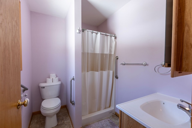 full bath featuring a sink, curtained shower, and toilet