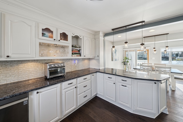 kitchen featuring white cabinetry, a peninsula, and dark wood-style flooring