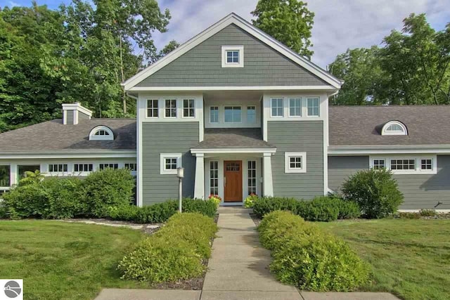 view of front of home featuring a front yard