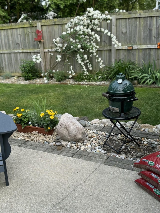 view of yard featuring a patio and fence