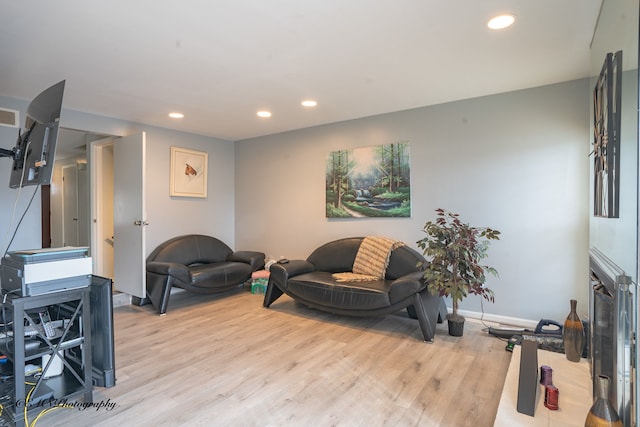 living room with light wood-style flooring, recessed lighting, and baseboards