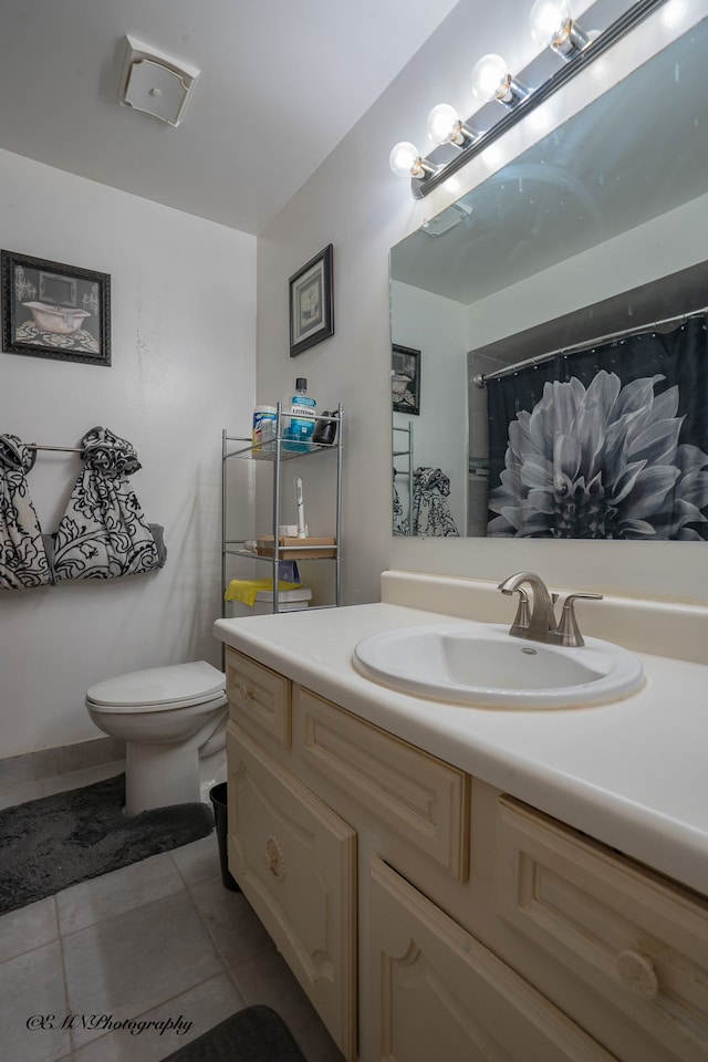 full bath featuring tile patterned flooring, a shower with curtain, toilet, and vanity