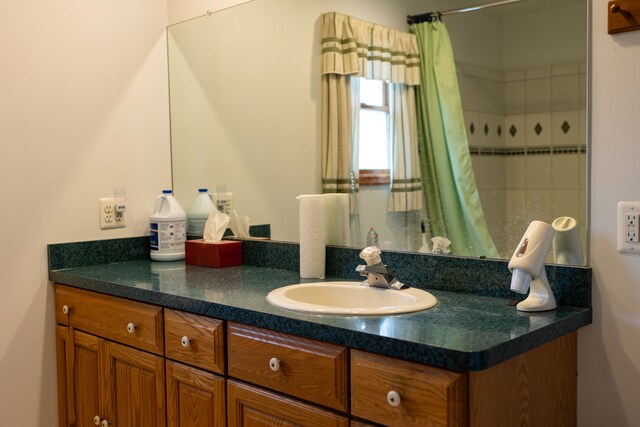 bathroom with a shower with shower curtain and vanity