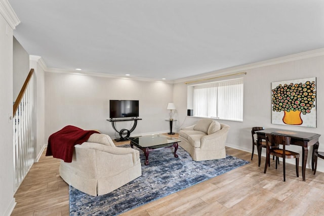 living room with recessed lighting, light wood-style floors, baseboards, and ornamental molding