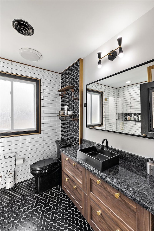 full bath with visible vents, toilet, and vanity