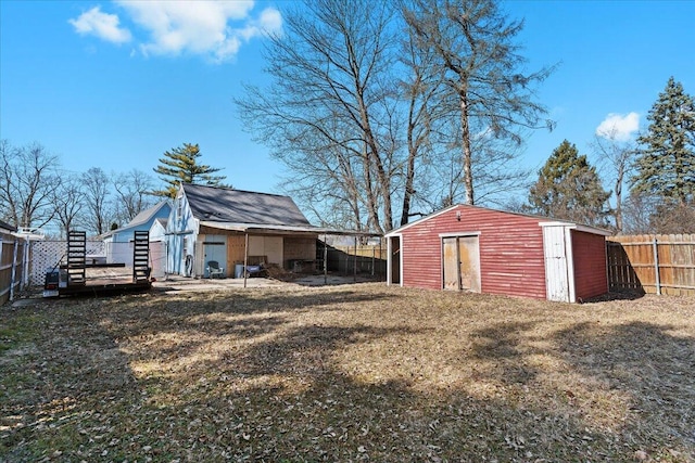 view of yard featuring an outbuilding and fence