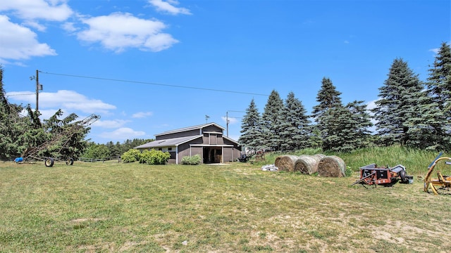 view of yard featuring an outbuilding