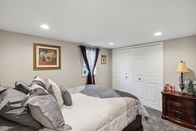 carpeted bedroom featuring recessed lighting and a closet