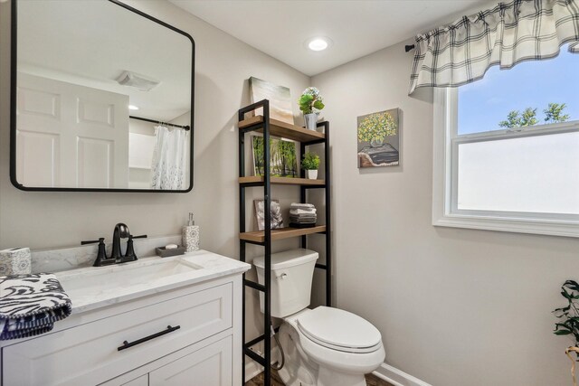 full bath featuring recessed lighting, toilet, vanity, and baseboards