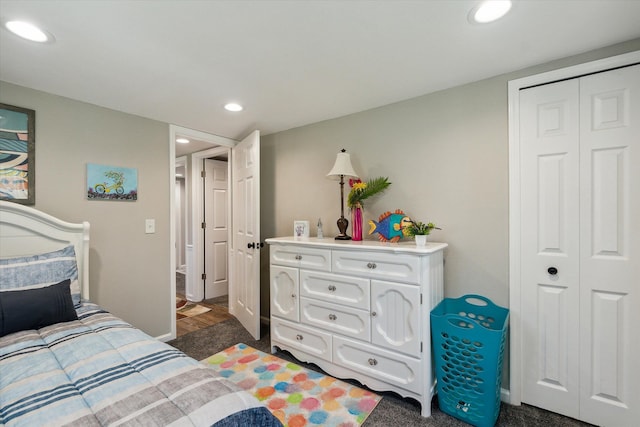 bedroom with recessed lighting, a closet, and baseboards