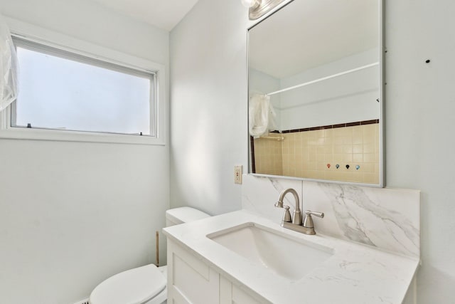 full bathroom featuring a shower with curtain, toilet, and vanity