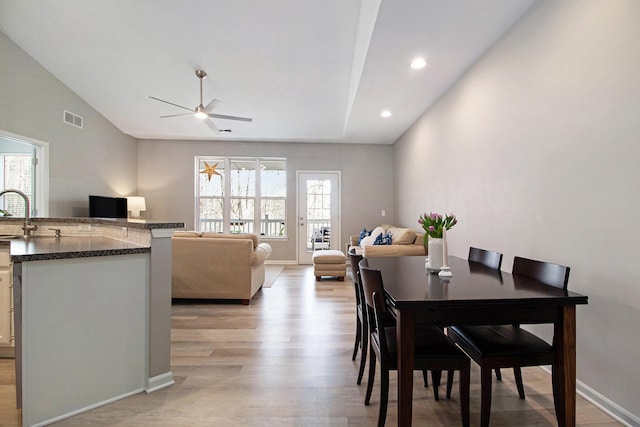 dining room featuring visible vents, recessed lighting, light wood-style floors, baseboards, and ceiling fan