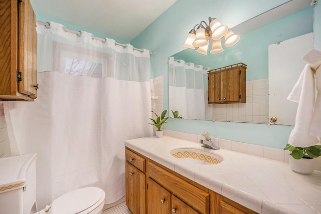 full bathroom featuring vanity, a shower with shower curtain, toilet, and an inviting chandelier