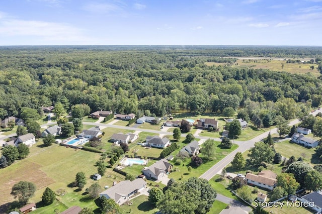 birds eye view of property featuring a forest view