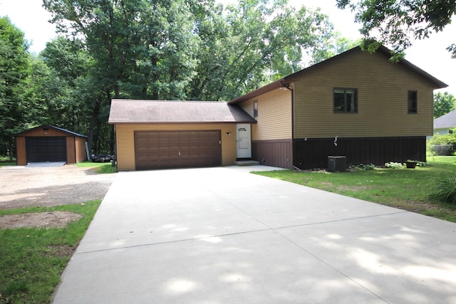 view of front of house featuring a front yard