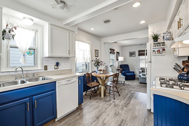 kitchen featuring visible vents, blue cabinetry, a sink, dishwasher, and light wood-type flooring