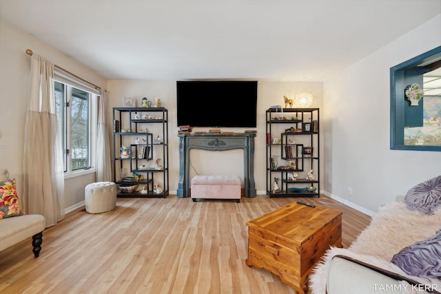 living area featuring light wood-type flooring and baseboards