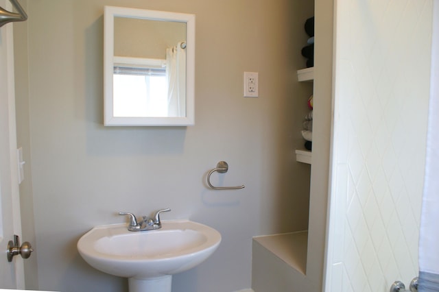 bathroom featuring a sink