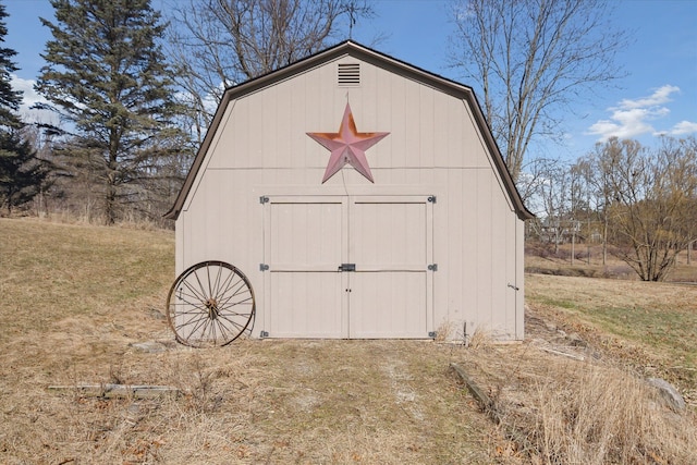 view of barn with a yard