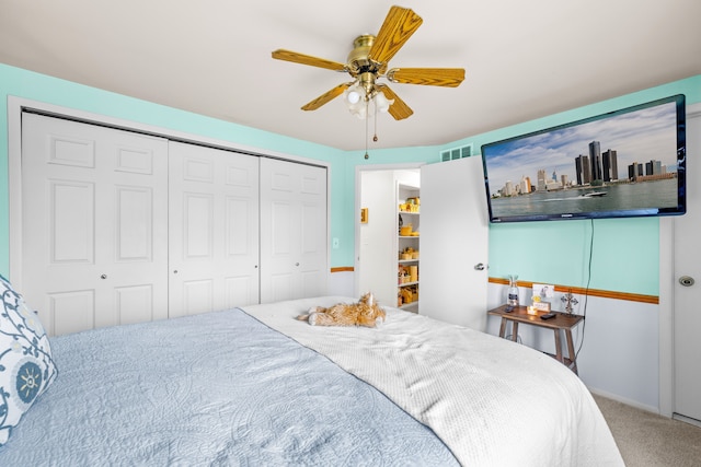 bedroom with a closet, visible vents, a ceiling fan, and carpet floors