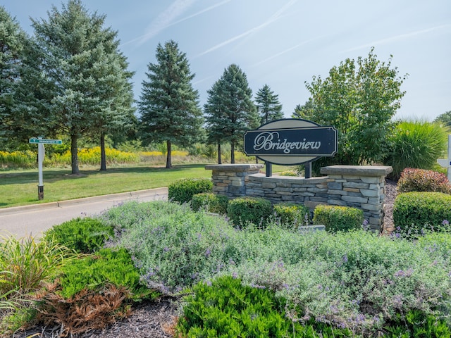 view of community / neighborhood sign