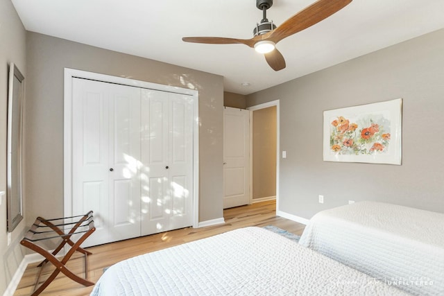 bedroom featuring a closet, baseboards, light wood-style floors, and a ceiling fan