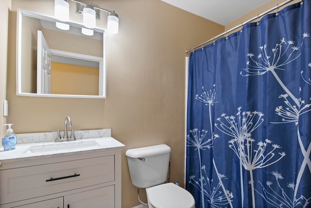 full bathroom with curtained shower, toilet, and vanity