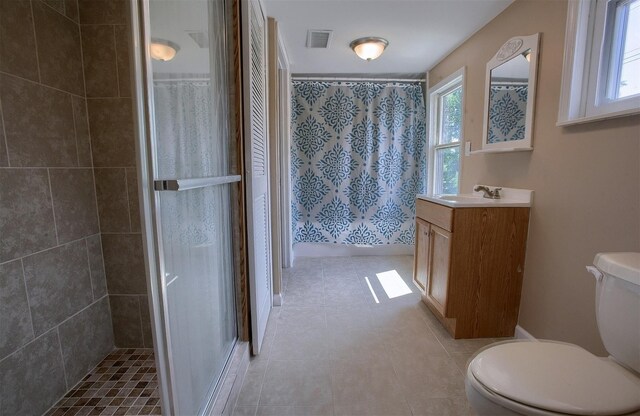 full bath with visible vents, toilet, vanity, and a shower with curtain