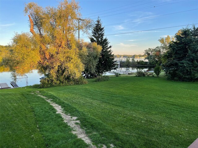 view of yard featuring a water view