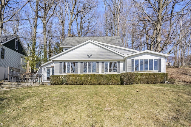 view of front facade with a front yard