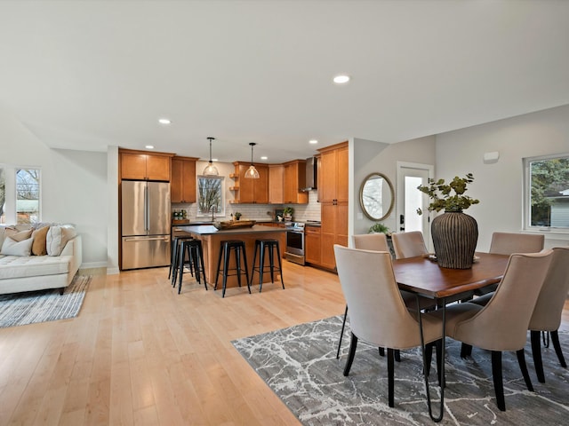 dining space featuring recessed lighting, light wood-type flooring, and baseboards