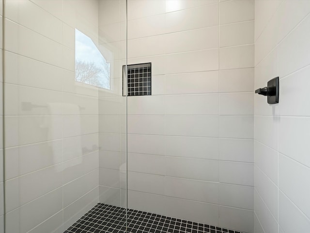 full bathroom featuring tiled shower