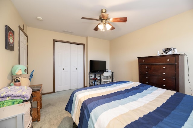 bedroom featuring a ceiling fan, visible vents, baseboards, a closet, and light carpet